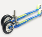 Preview: Bild,Skiroller der besteht aus einem blauen tiefergelegtem Aluminium Holm , gelber Beschriftung, zwei Rädern aus Gummi mit Aluminium Felge und zwei Spritzschutzteile aus Kunststoff in der Farbe Gelb / abgebildet ist ein Paar Skiroller.